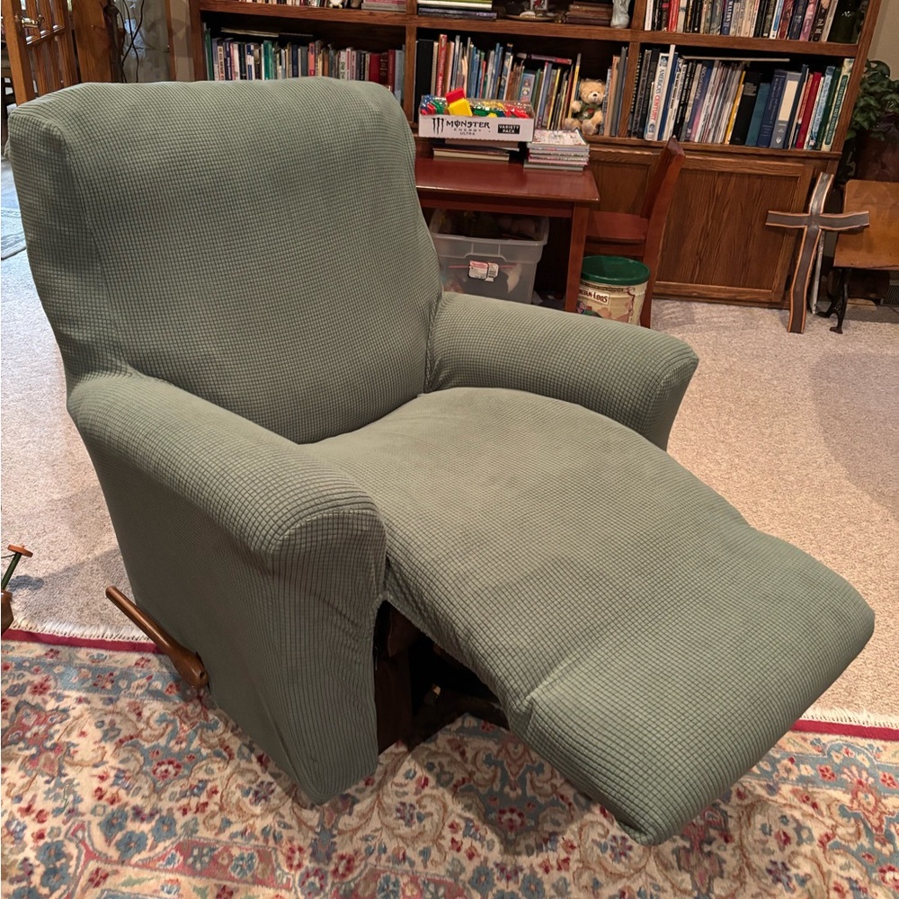 2–Green Recliner 1 piece Chair Covers. $35for both or $20 each